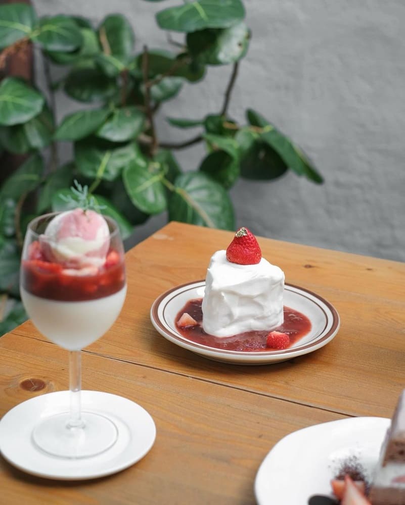 點了一整桌的快樂草莓，草莓融顏外層是無糖鮮奶油，搭配旁邊草莓果醬一起吃剛剛好 奶酪杯上面的冰淇淋也好好吃，希望草莓季永遠不要結束