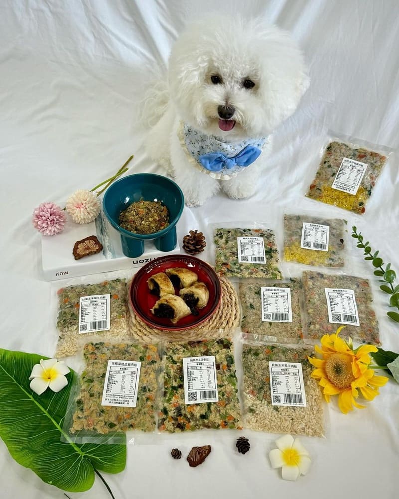 狗狗跟人類一樣 每天吃一樣的東西總會吃膩,之前不是有分享過寵物年菜嗎~ 這次跟「媽der肉肉」又訂購了他們鮮食包