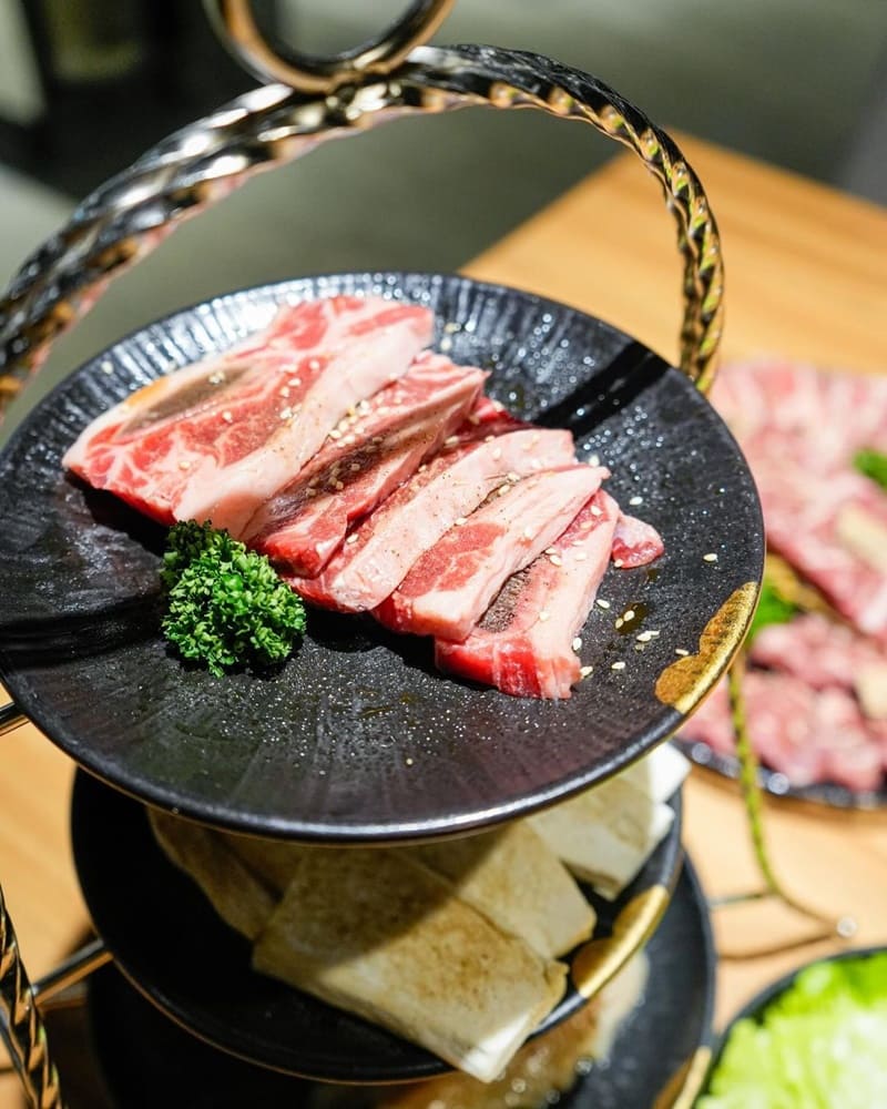 早幾天去了三民跟鳥松那邊逛寵物店,逛完就找吃的,聽吳先森說這區都偏吃到飽路線,但我們剛好都不算餓就換找了單點的餐廳~ 決定吃這家首先是地下就有免費停車場,不用到處找停泊位置就是方便。餐廳場內環境舒適位置很寬敞,場內不會過於嘈吵