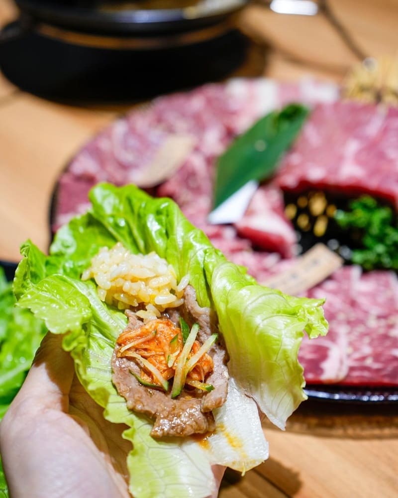 早幾天去了三民跟鳥松那邊逛寵物店,逛完就找吃的,聽吳先森說這區都偏吃到飽路線,但我們剛好都不算餓就換找了單點的餐廳~ 決定吃這家首先是地下就有免費停車場,不用到處找停泊位置就是方便。餐廳場內環境舒適位置很寬敞,場內不會過於嘈吵