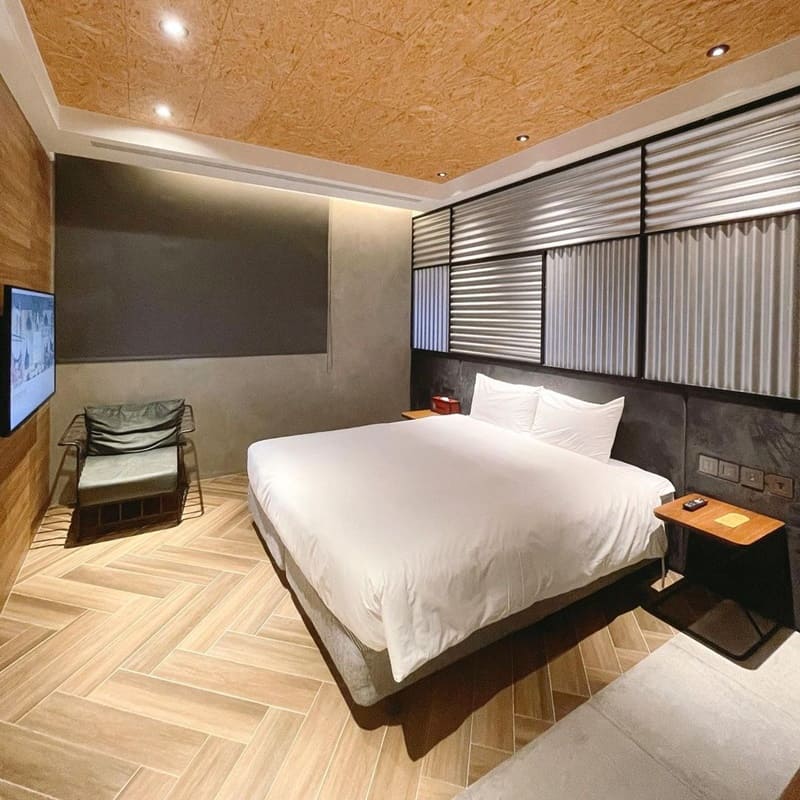 「OINN Hotel&Hostel」台南旅宿|寬敞大廳、乾淨客房,豪華雙人房享悠閒採光,完美背包客首選!