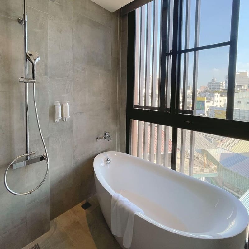 「OINN Hotel&Hostel」台南旅宿|寬敞大廳、乾淨客房,豪華雙人房享悠閒採光,完美背包客首選!