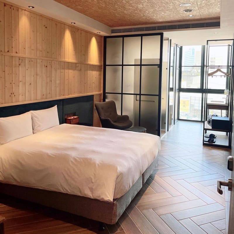 「OINN Hotel&Hostel」台南旅宿|寬敞大廳、乾淨客房,豪華雙人房享悠閒採光,完美背包客首選!
