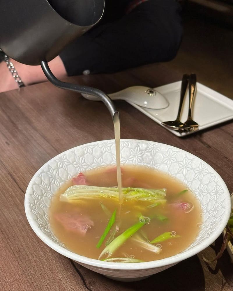 OriginBAR第四間萌餐酒館開幕啦!離忠孝敦化站不遠處,喝茫了也不用害怕,中西合併的裝潢呼應著店內的菜品和酒單 餐點和調酒選擇多樣豐富而且很好吃 就算是平日用餐也幾乎客滿,要用餐前請一定要訂位~