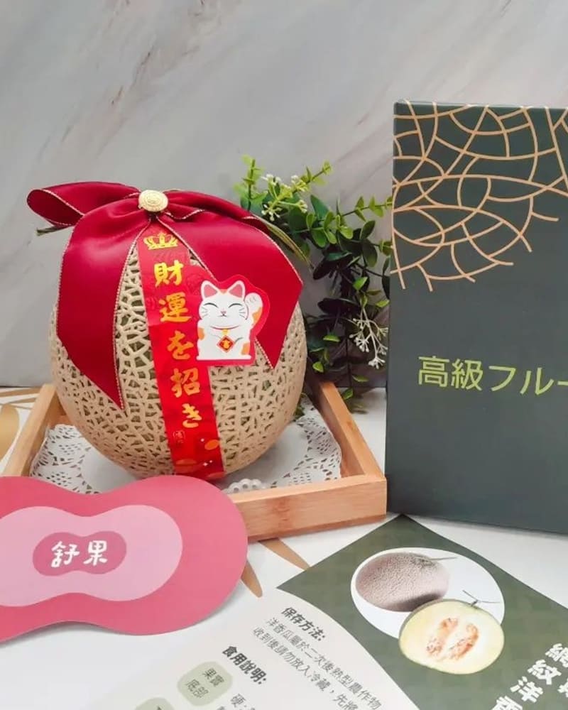 過年送禮送新意～過年過節要怎麼挑選適合送禮的禮盒呢？來來來~貝殼馬麻推薦一款台灣阿露斯哈密瓜禮盒 打開禮盒的第一眼絶對會被震攝住，那美麗立體感十足的網紋，阿露斯哈密瓜看起來不僅氣派又有顏值啊! 吃起來還非常香甜又多汁喔!難怪有「瓜中之王」的美名。