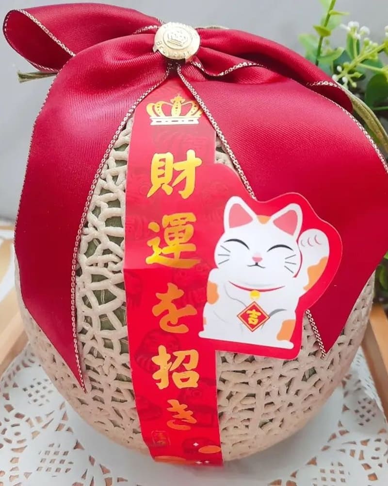 過年送禮送新意～過年過節要怎麼挑選適合送禮的禮盒呢？來來來~貝殼馬麻推薦一款台灣阿露斯哈密瓜禮盒 打開禮盒的第一眼絶對會被震攝住，那美麗立體感十足的網紋，阿露斯哈密瓜看起來不僅氣派又有顏值啊! 吃起來還非常香甜又多汁喔!難怪有「瓜中之王」的美名。