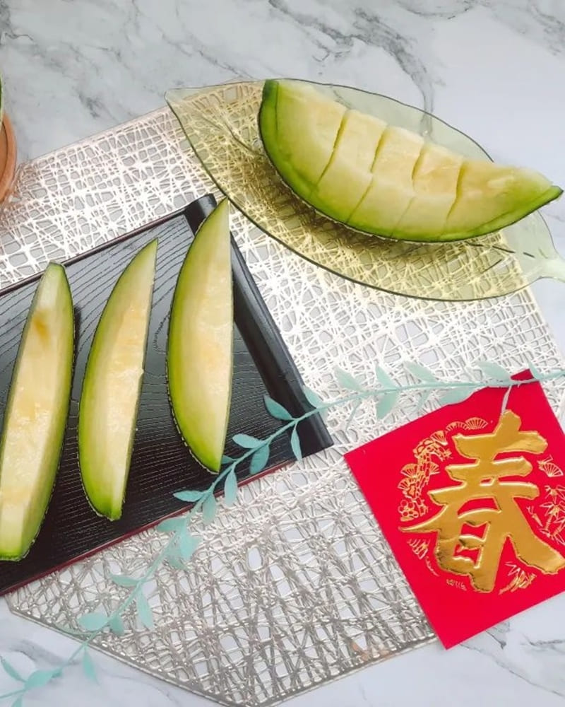 過年送禮送新意~過年過節要怎麼挑選適合送禮的禮盒呢?來來來~貝殼馬麻推薦一款台灣阿露斯哈密瓜禮盒 打開禮盒的第一眼絶對會被震攝住,那美麗立體感十足的網紋,阿露斯哈密瓜看起來不僅氣派又有顏值啊! 吃起來還非常香甜又多汁喔!難怪有「瓜中之王」的美名。