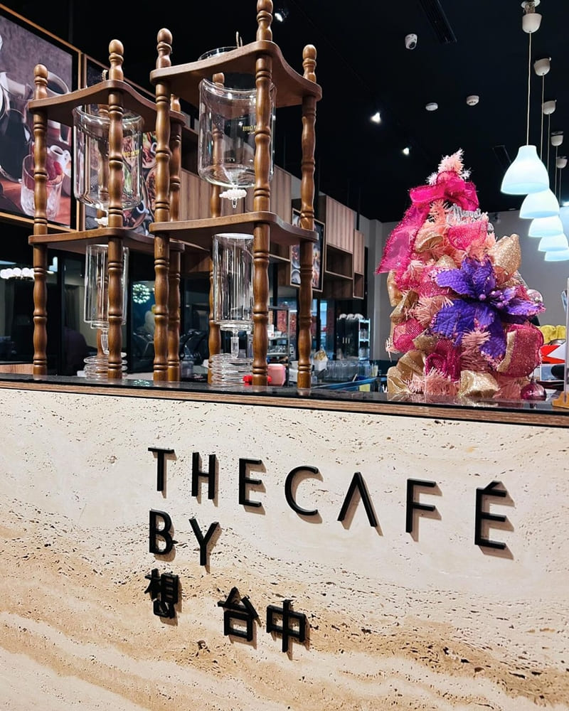 「The Cafe By 想台中」台中南屯咖啡廳、環景落羽松、明亮落地窗、美食與藝術結合！
