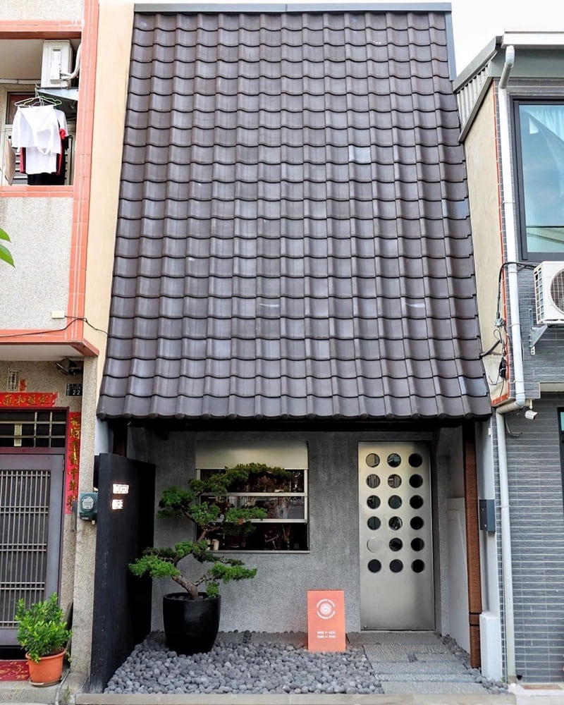 「TOMORROW COFFEE」隱藏黎明新村、獨特建築美學、巷弄日系侘寂咖啡廳！