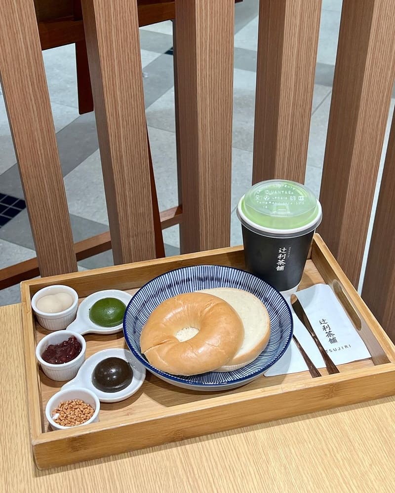 我真的超愛抹茶，和大家分享一下來自日本京都的百年抹茶品牌「辻利茶舗」 推出的新品-新春草莓季和內用貝果套餐～在台北遠東百貨信義A13開賣囉，身為抹茶控的我怎能錯過呢！