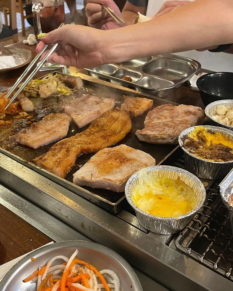「菜豚屋」台北松山VEGETEJIYA｜鮮肉多汁、肉香四溢、烤肉新樂園！