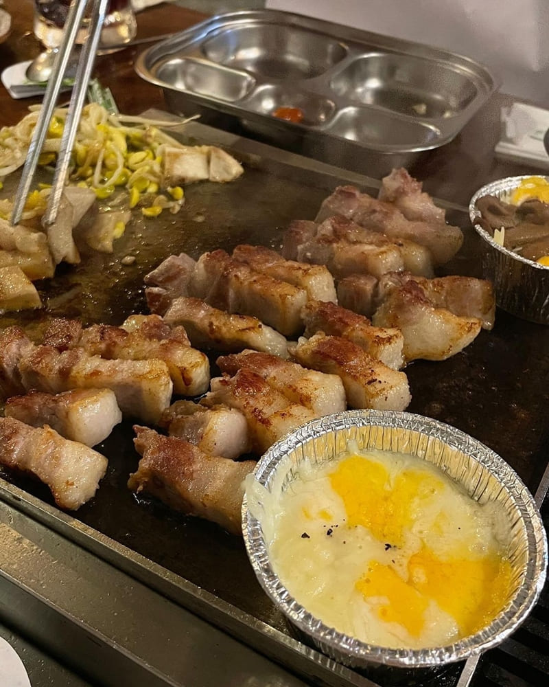「菜豚屋」台北松山VEGETEJIYA｜鮮肉多汁、肉香四溢、烤肉新樂園！