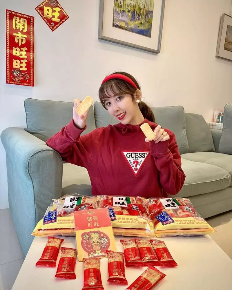 時間真的很快 又快過年了,每年家裡都會準備一堆餅乾 朋友來家裡的時候一邊聊天一邊吃零食才是最對味,而每年不可或缺的就是旺旺