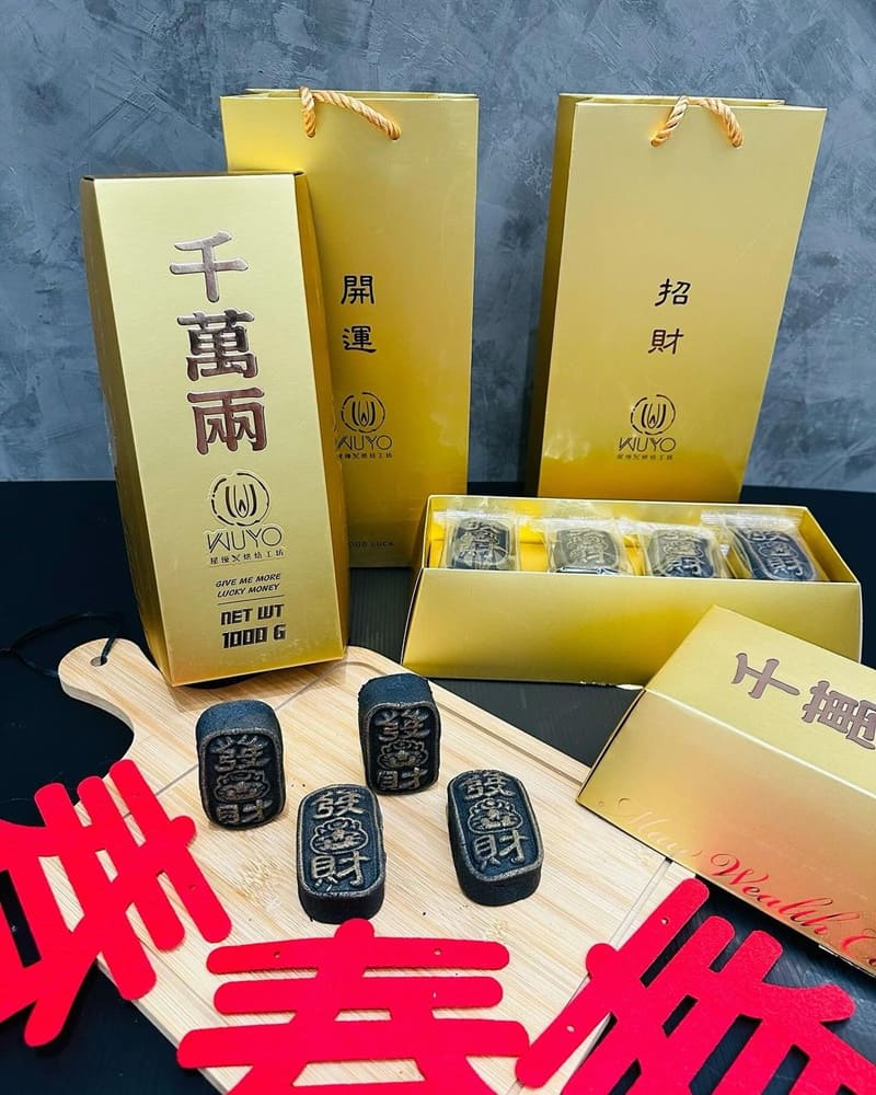 「Wuyo烘焙工坊」發財鳳凰酥，金黃外盒驚豔顏值，口感獨特香醇，2024年好運旺旺來！
