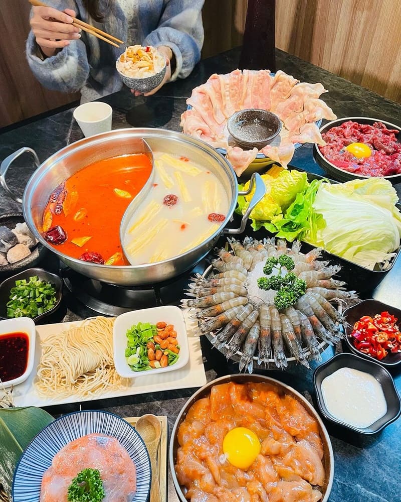 怎麻辣位於青埔,擁有令人印象深刻的店面裝潢。這家餐廳擁有兩層樓的用餐環境,提供舒適的用餐氛圍, 更有包廂服務,讓顧客可以在私密的空間享受美味餐點。附近停車也相當方便,讓前來品味美食的客人無後顧之憂。