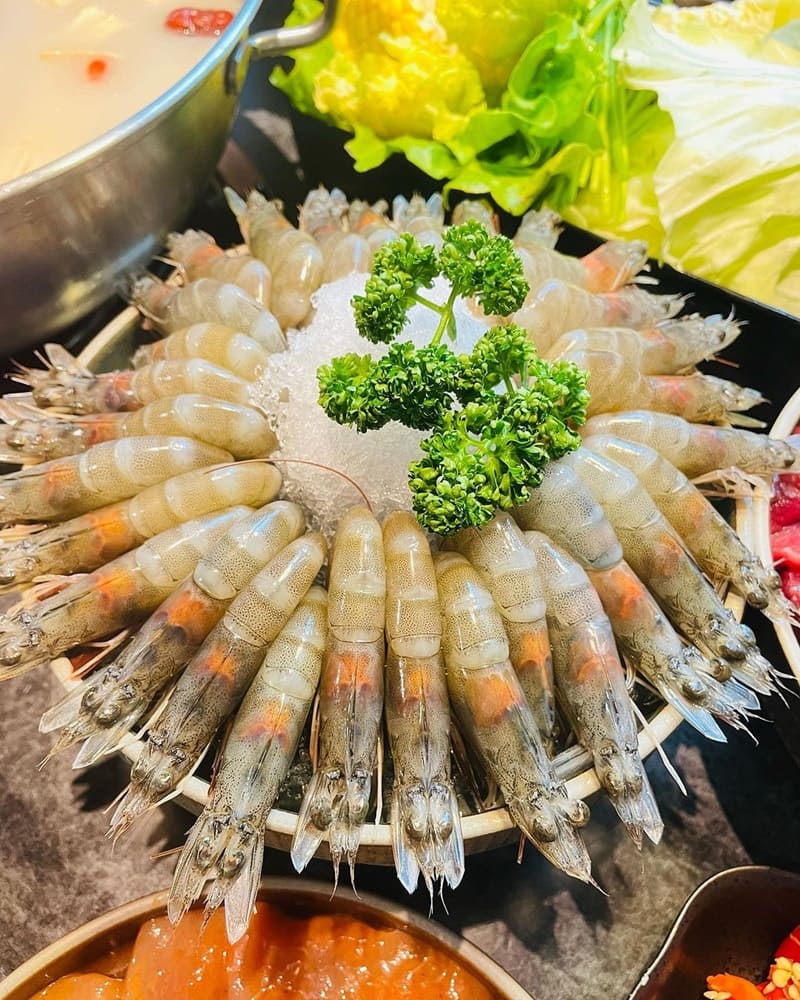 怎麻辣位於青埔,擁有令人印象深刻的店面裝潢。這家餐廳擁有兩層樓的用餐環境,提供舒適的用餐氛圍, 更有包廂服務,讓顧客可以在私密的空間享受美味餐點。附近停車也相當方便,讓前來品味美食的客人無後顧之憂。