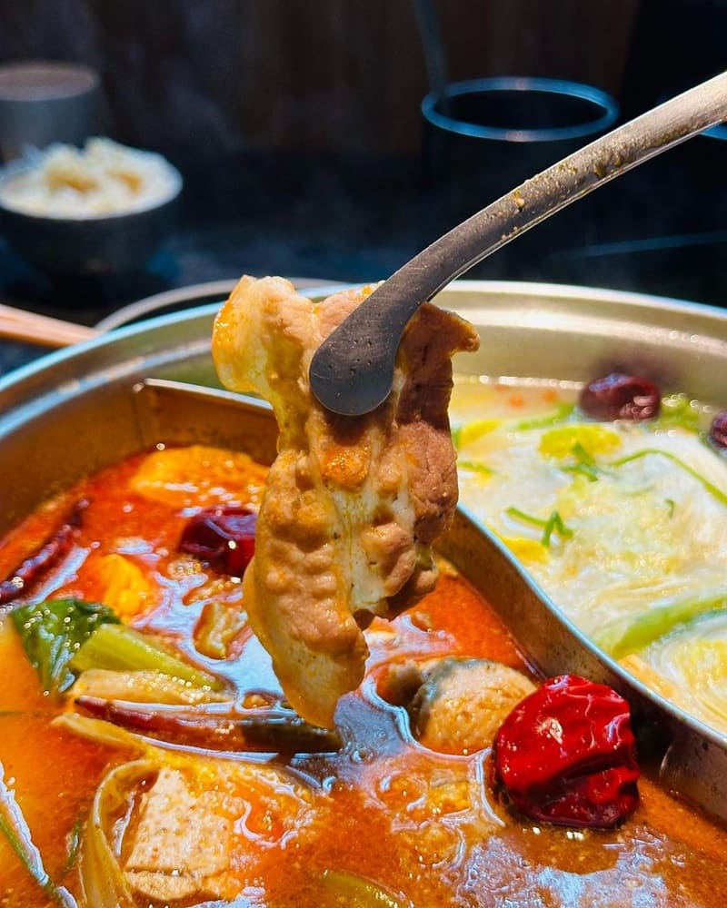 怎麻辣位於青埔,擁有令人印象深刻的店面裝潢。這家餐廳擁有兩層樓的用餐環境,提供舒適的用餐氛圍, 更有包廂服務,讓顧客可以在私密的空間享受美味餐點。附近停車也相當方便,讓前來品味美食的客人無後顧之憂。