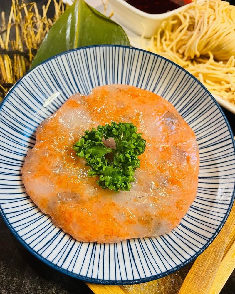 怎麻辣位於青埔,擁有令人印象深刻的店面裝潢。這家餐廳擁有兩層樓的用餐環境,提供舒適的用餐氛圍, 更有包廂服務,讓顧客可以在私密的空間享受美味餐點。附近停車也相當方便,讓前來品味美食的客人無後顧之憂。