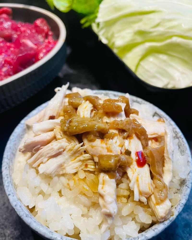 怎麻辣位於青埔,擁有令人印象深刻的店面裝潢。這家餐廳擁有兩層樓的用餐環境,提供舒適的用餐氛圍, 更有包廂服務,讓顧客可以在私密的空間享受美味餐點。附近停車也相當方便,讓前來品味美食的客人無後顧之憂。