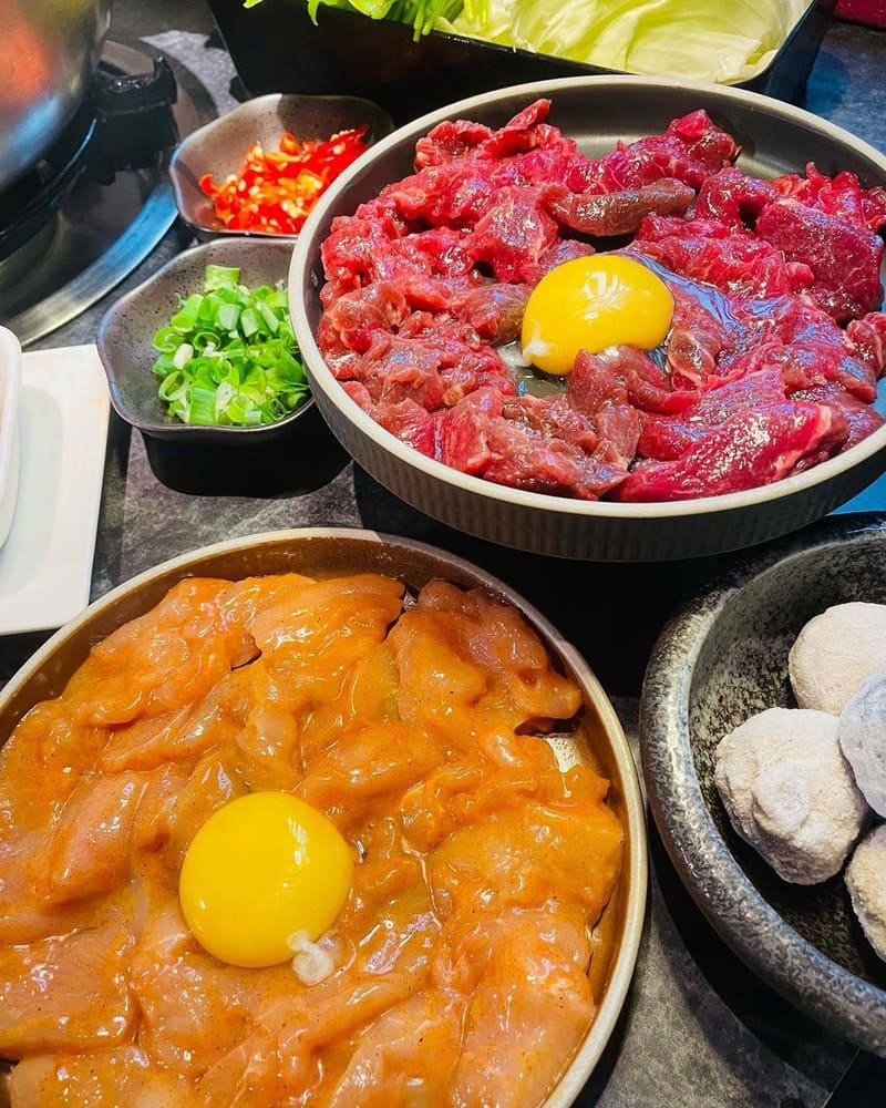 怎麻辣位於青埔,擁有令人印象深刻的店面裝潢。這家餐廳擁有兩層樓的用餐環境,提供舒適的用餐氛圍, 更有包廂服務,讓顧客可以在私密的空間享受美味餐點。附近停車也相當方便,讓前來品味美食的客人無後顧之憂。