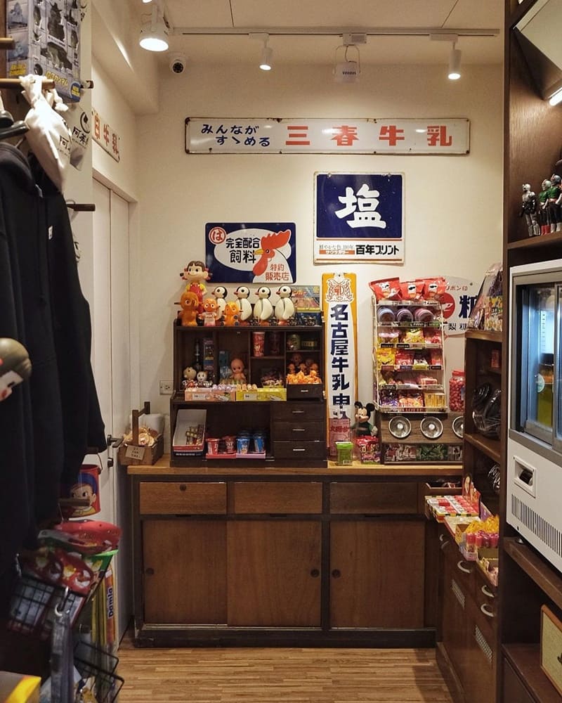 「阿美嬤紅茶奶」台南中西區復古愛心店面,柴柴可愛陪拍,特濃紅茶、紅茶牛奶順口濃郁!
