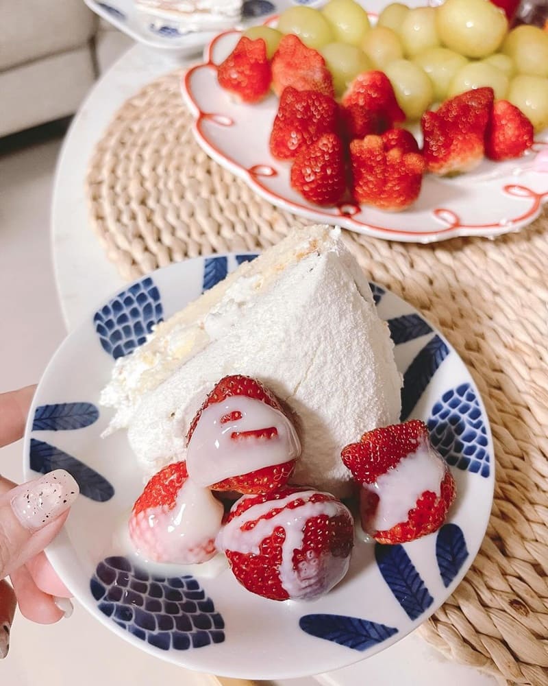 「強哥草莓園」苗栗推薦行程｜乾淨平價，雖過季仍美味，草莓有限，加煉乳更美味！