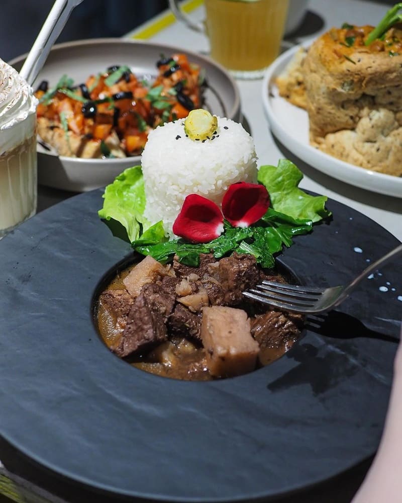 艾果豐位於東區巷弄內,是一家以南非料理為特色的素食餐廳。在這裡,您可以品嚐到不含蛋奶的特色菜肴, 結合了南非風味的獨特美食。無論是從外觀到菜色,這裡都散發著濃郁的異國風情,吸引了許多外國客人的光顧。