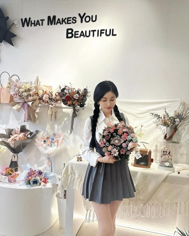 「SeeYou Flower」台中花藝新體驗|聖誕花圈創作精彩多彩,花材豐富細心指導,每月必來創作分享!