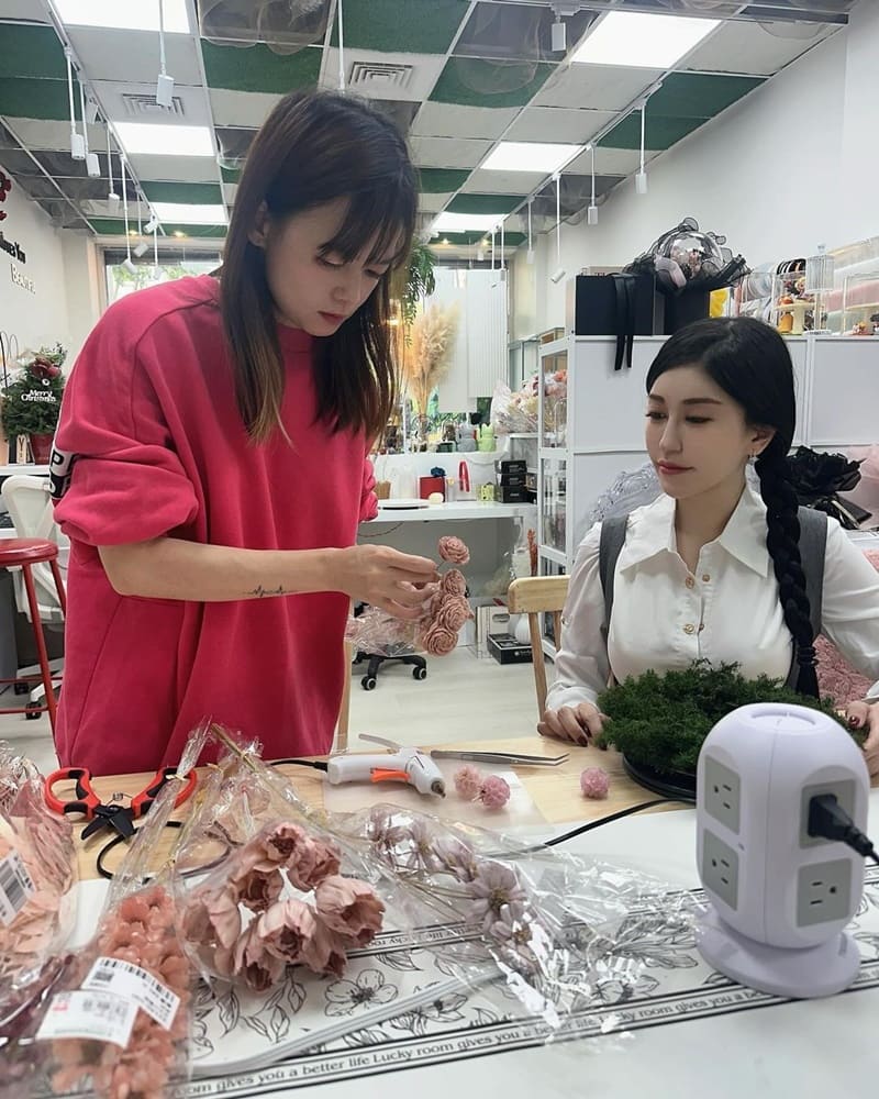 「SeeYou Flower」台中花藝新體驗|聖誕花圈創作精彩多彩,花材豐富細心指導,每月必來創作分享!