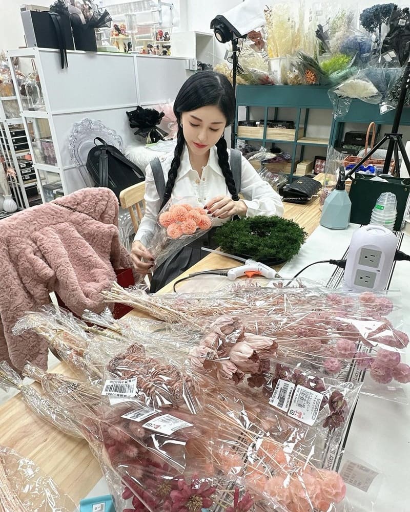 「SeeYou Flower」台中花藝新體驗|聖誕花圈創作精彩多彩,花材豐富細心指導,每月必來創作分享!