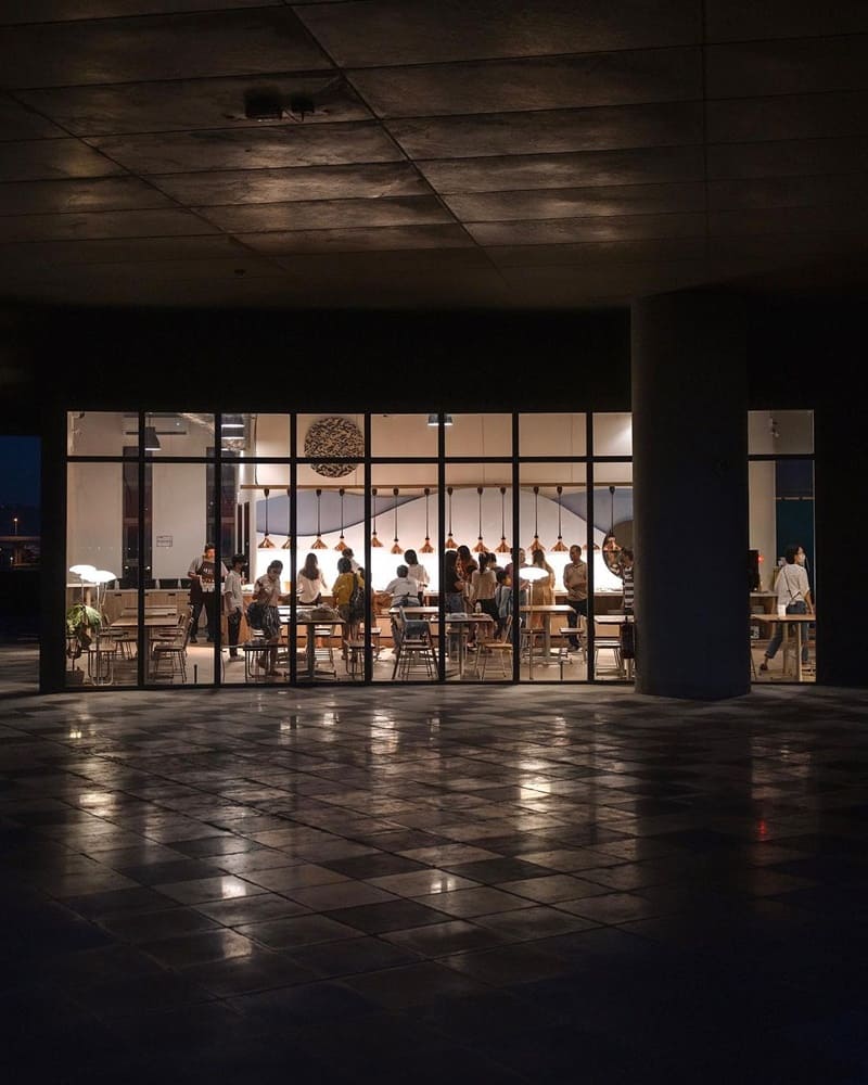晚餐時間分兩階段,餐廳位於二樓的自助吧提供多元美食選擇,滿足各種口味需求。對於追求更深度體驗的旅客 可參加夜間生態導覽。此外,與朋友在帳篷外品味白葡萄酒,聆聽蟲鳴鳥叫,是夜晚的另一種奢華。