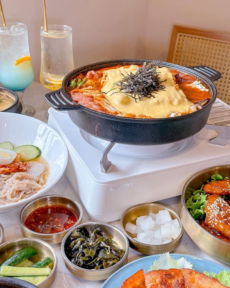 「無理WULI」台中韓式饗宴隱世美味｜驚艷裝潢、親子友善、起司瀑布鍋、多重美味任選！