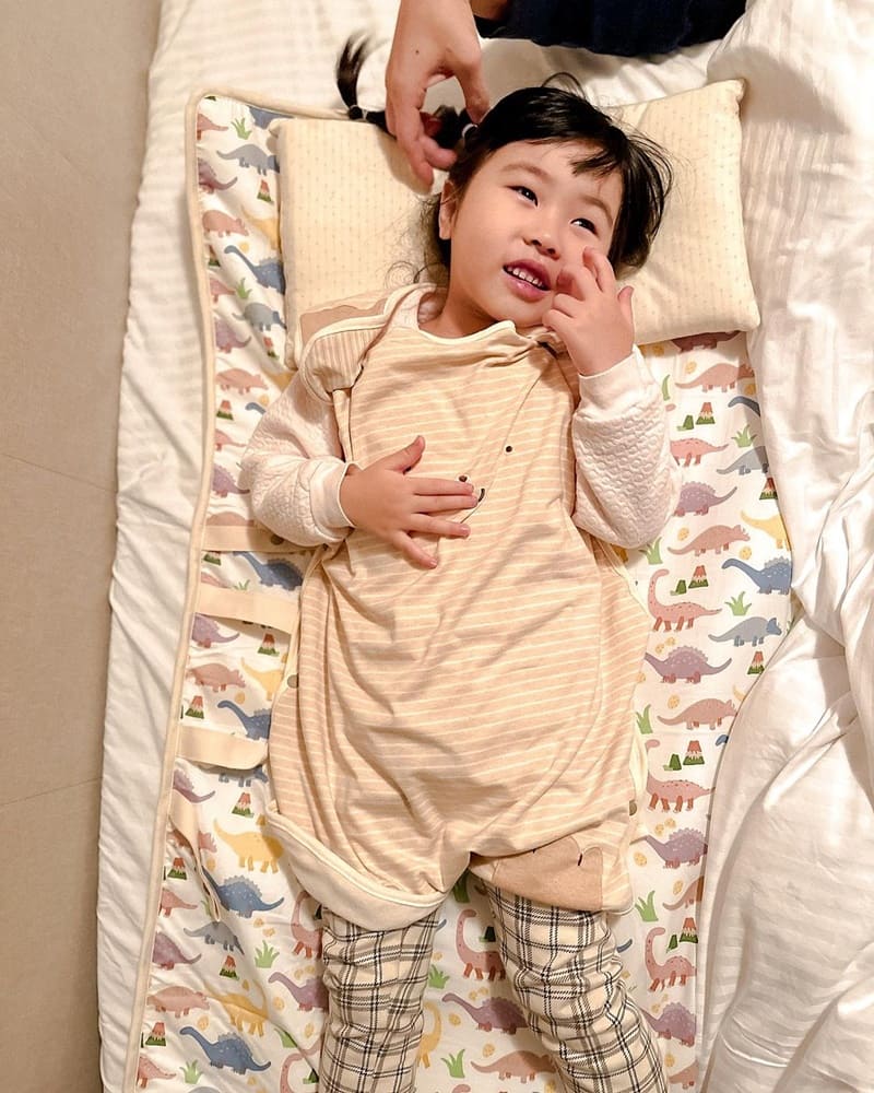 天氣跟小孩一樣捉摸不定,誰家寶貝像我們家一樣不愛蓋棉被 常常要半夜起來幫她們蓋肚肚,寶貝睡覺愛亂動蓋不住棉被