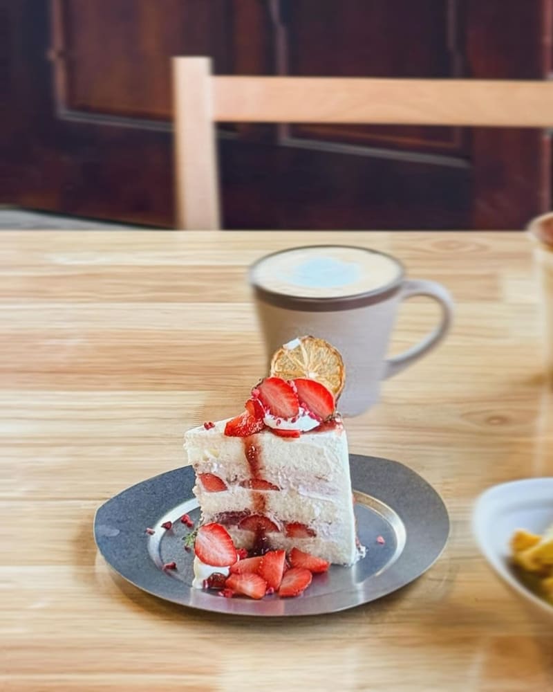 「赤坡高架草莓園」苗栗大湖草莓園咖啡廳｜採莓樂趣、舒適放鬆、專業手工甜點！