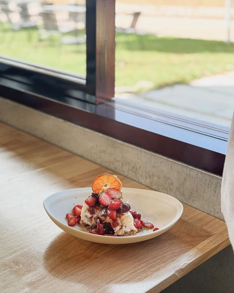 「赤坡高架草莓園」苗栗大湖草莓園咖啡廳｜採莓樂趣、舒適放鬆、專業手工甜點！