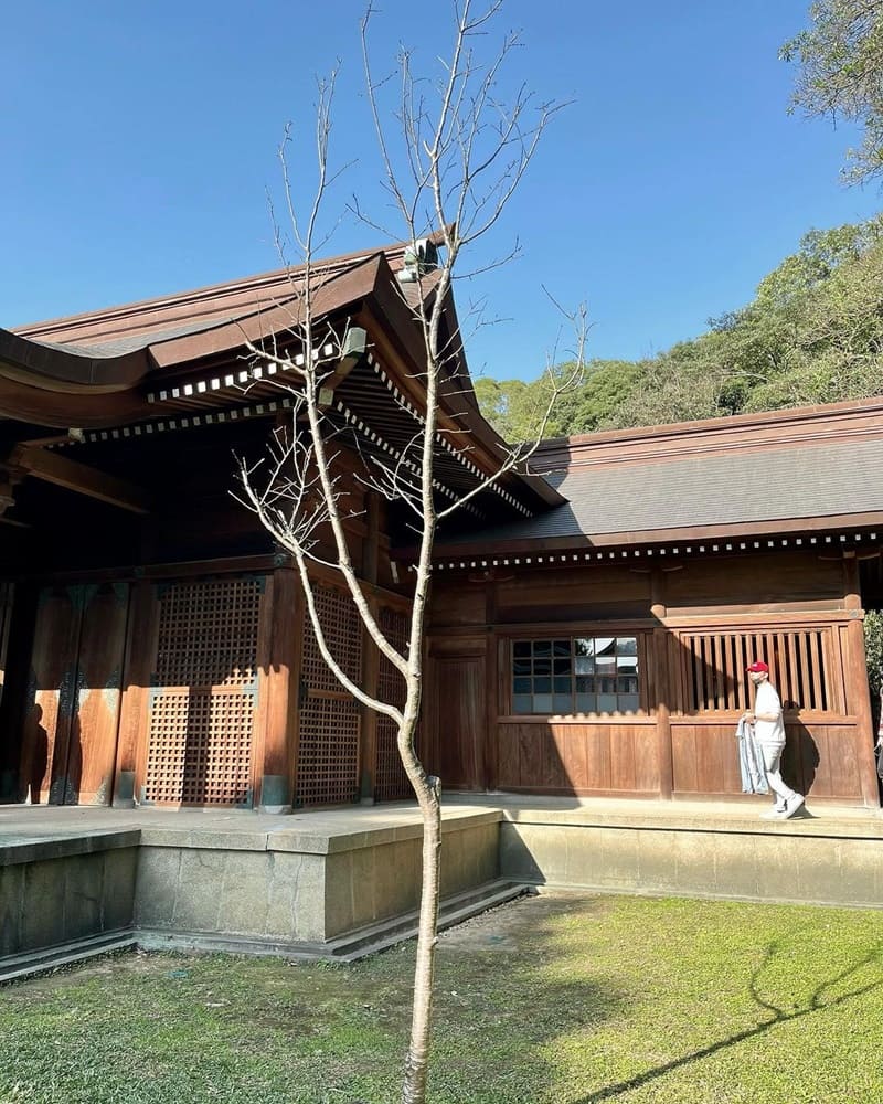 這座位於桃園的日本神社彷彿將你帶回到昭和時代的日本。擁有廣闊的場地和完整的建築群， 這裡展現了日本神社的獨特風情。神社採用上等檜木構築，不僅是市定古蹟，還擁有本殿、拜殿、社務所、 手水舍等供信眾參拜的設施。漫步於神社參道間，彷彿置身於日本的神秘氛圍中，感受到濃厚的日式風情。