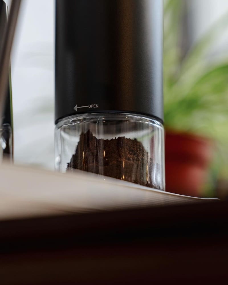 咖啡迷人香氣總是讓人難以抗拒！出門戶外旅行少不了泡咖啡重要的儀式感☕ 分享一台「COOL MAGIC」手提箱磨豆機 ，讓您隨時隨地都可以享用咖啡。