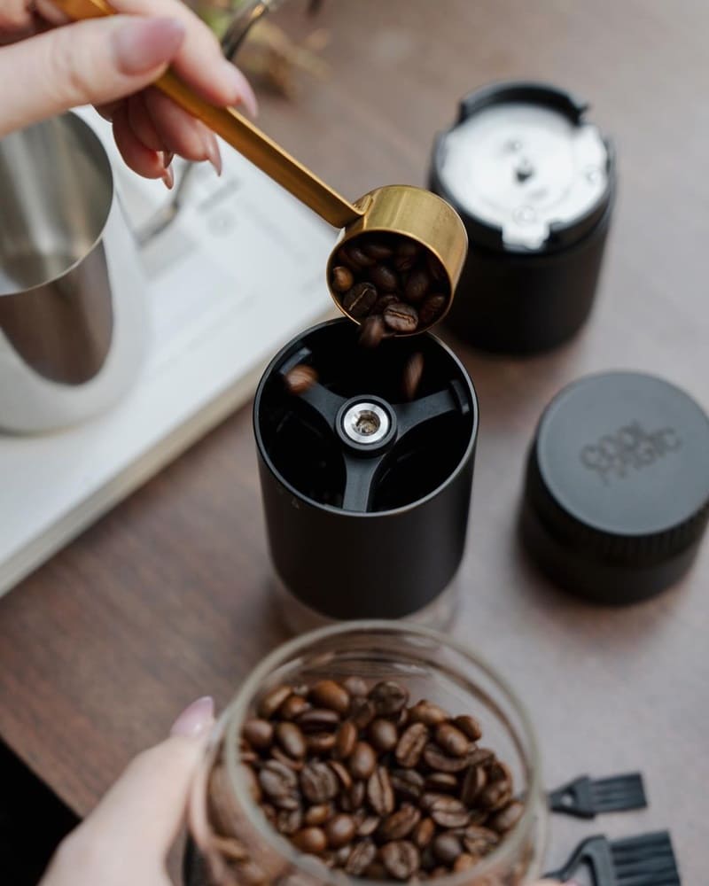 咖啡迷人香氣總是讓人難以抗拒！出門戶外旅行少不了泡咖啡重要的儀式感☕ 分享一台「COOL MAGIC」手提箱磨豆機 ，讓您隨時隨地都可以享用咖啡。