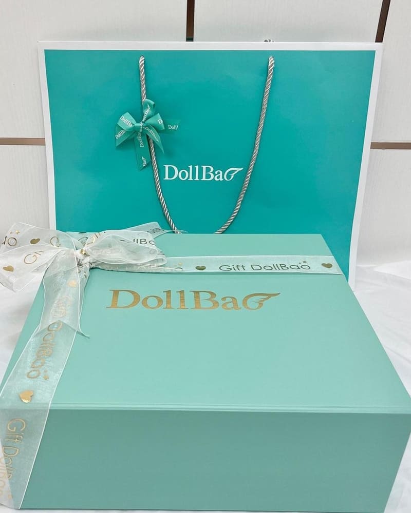 來開箱女兒的週歲禮物,是@dollbao 的質感禮盒~~裡面是可愛又時尚的小豬枕和豆豆毯,收到真的是超開心的