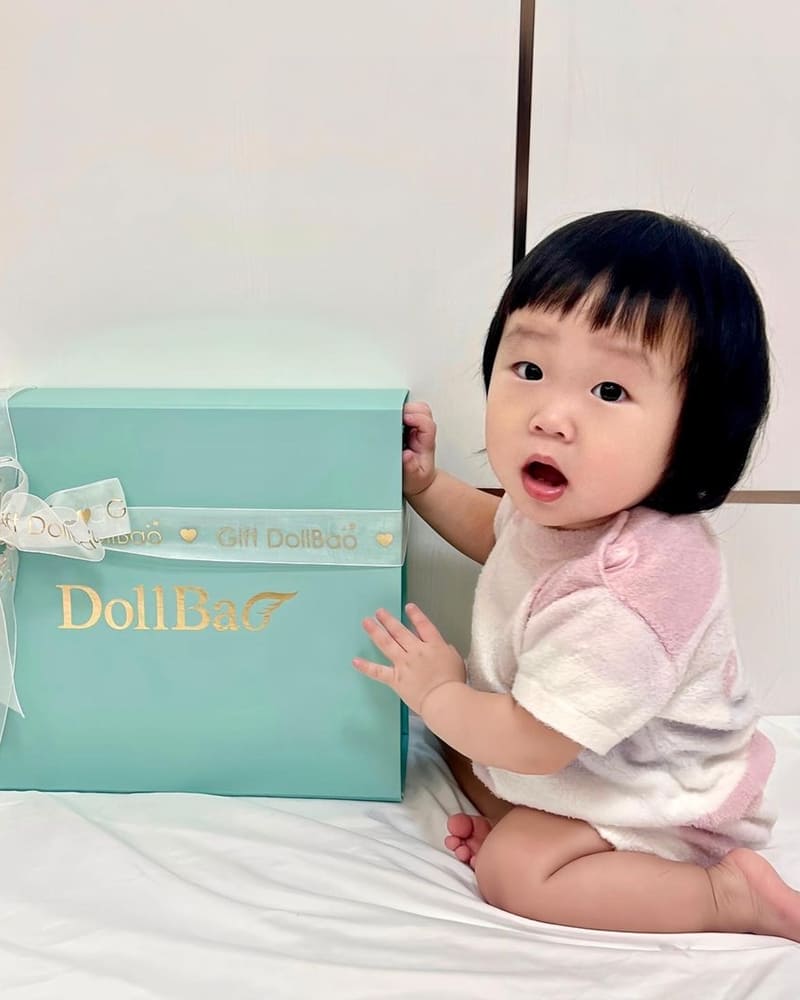 來開箱女兒的週歲禮物,是@dollbao 的質感禮盒~~裡面是可愛又時尚的小豬枕和豆豆毯,收到真的是超開心的