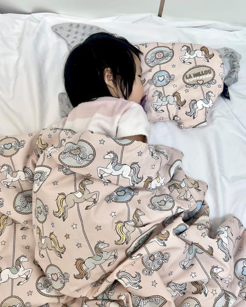 來開箱女兒的週歲禮物,是@dollbao 的質感禮盒~~裡面是可愛又時尚的小豬枕和豆豆毯,收到真的是超開心的