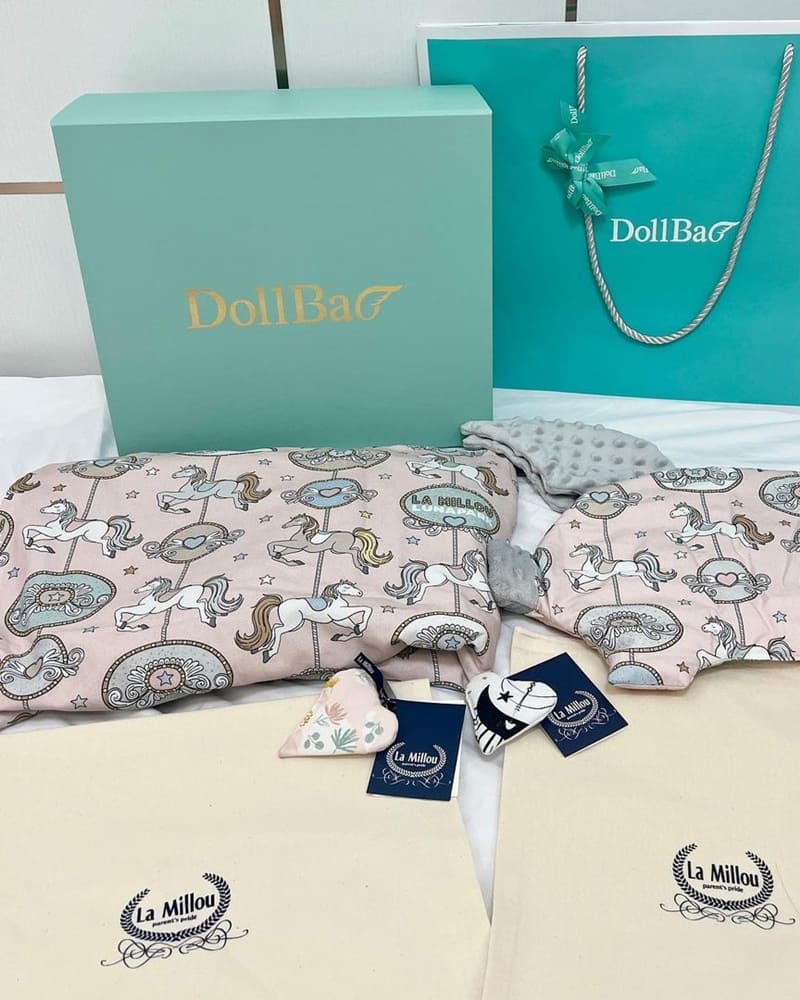 來開箱女兒的週歲禮物，是@dollbao 的質感禮盒~~裡面是可愛又時尚的小豬枕和豆豆毯，收到真的是超開心的