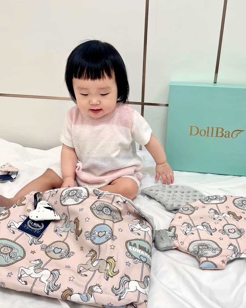 來開箱女兒的週歲禮物，是@dollbao 的質感禮盒~~裡面是可愛又時尚的小豬枕和豆豆毯，收到真的是超開心的