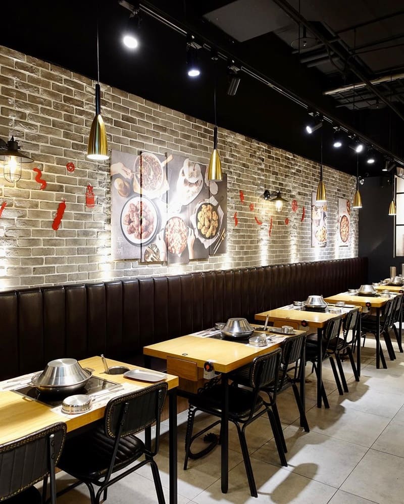 兩餐韓國年糕火鍋以其豐富的食材和吃到飽的服務受到矚目。除了基本的蔬菜火鍋料、飲料和冰淇淋自助吧外, 還提供魚板、炸物、鍋底醬料以及韓國泡麵等無限供應,絕對能讓你吃得滿足。