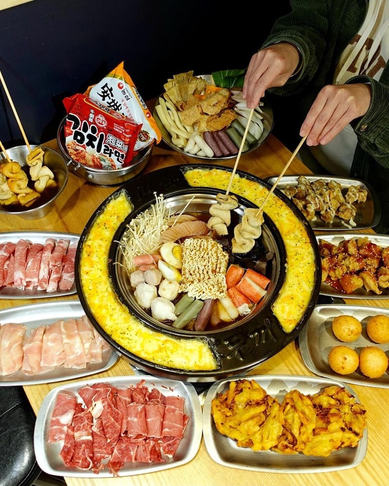 兩餐韓國年糕火鍋以其豐富的食材和吃到飽的服務受到矚目。除了基本的蔬菜火鍋料、飲料和冰淇淋自助吧外, 還提供魚板、炸物、鍋底醬料以及韓國泡麵等無限供應,絕對能讓你吃得滿足。