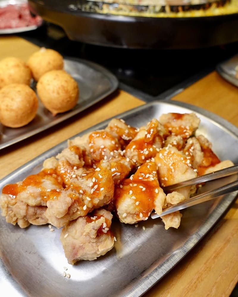 兩餐韓國年糕火鍋以其豐富的食材和吃到飽的服務受到矚目。除了基本的蔬菜火鍋料、飲料和冰淇淋自助吧外, 還提供魚板、炸物、鍋底醬料以及韓國泡麵等無限供應,絕對能讓你吃得滿足。