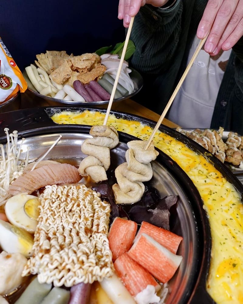 兩餐韓國年糕火鍋以其豐富的食材和吃到飽的服務受到矚目。除了基本的蔬菜火鍋料、飲料和冰淇淋自助吧外, 還提供魚板、炸物、鍋底醬料以及韓國泡麵等無限供應,絕對能讓你吃得滿足。