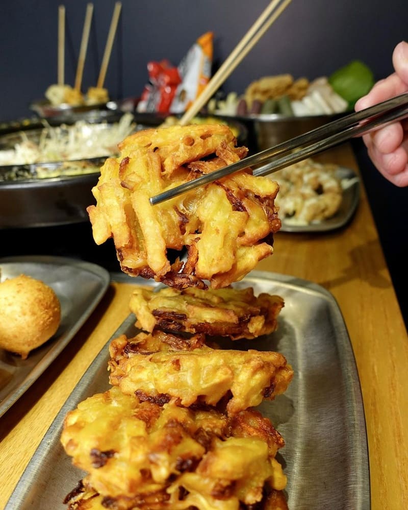 兩餐韓國年糕火鍋以其豐富的食材和吃到飽的服務受到矚目。除了基本的蔬菜火鍋料、飲料和冰淇淋自助吧外, 還提供魚板、炸物、鍋底醬料以及韓國泡麵等無限供應,絕對能讓你吃得滿足。