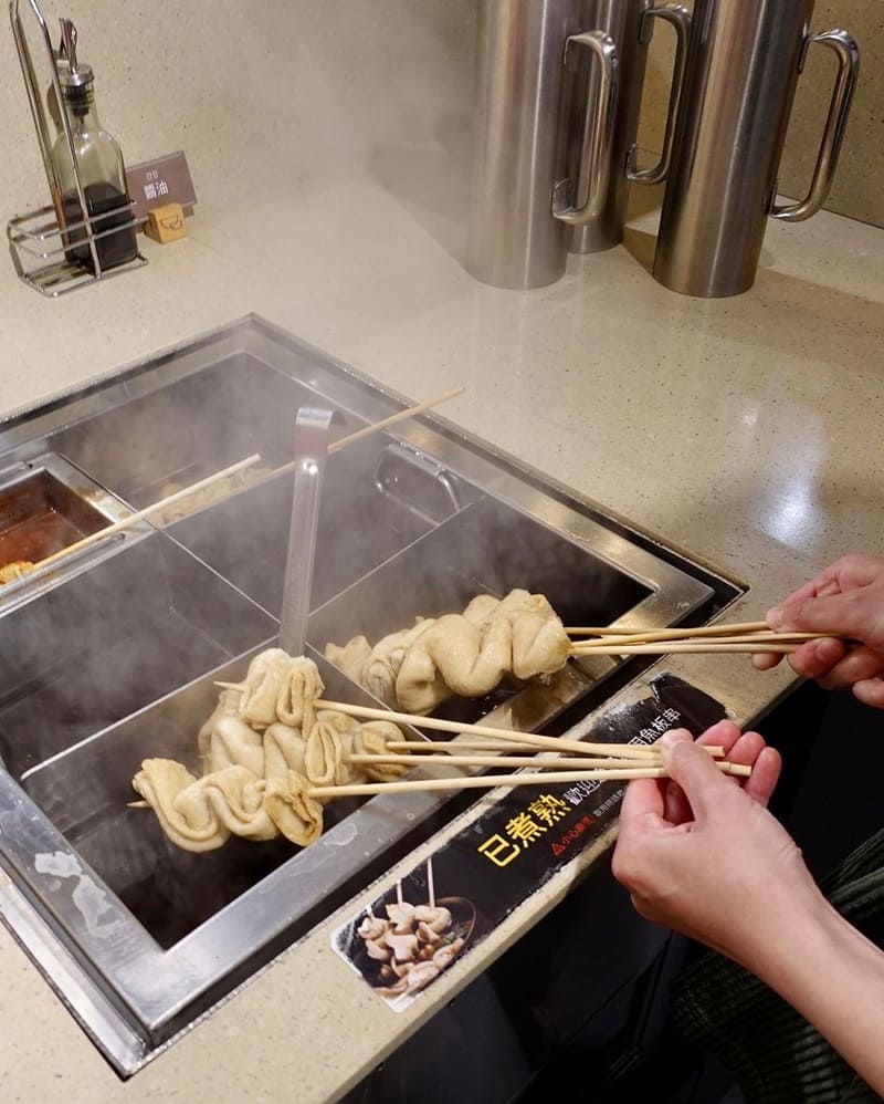兩餐韓國年糕火鍋以其豐富的食材和吃到飽的服務受到矚目。除了基本的蔬菜火鍋料、飲料和冰淇淋自助吧外, 還提供魚板、炸物、鍋底醬料以及韓國泡麵等無限供應,絕對能讓你吃得滿足。