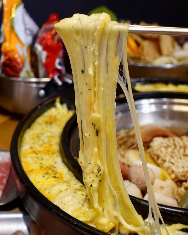 兩餐韓國年糕火鍋以其豐富的食材和吃到飽的服務受到矚目。除了基本的蔬菜火鍋料、飲料和冰淇淋自助吧外, 還提供魚板、炸物、鍋底醬料以及韓國泡麵等無限供應,絕對能讓你吃得滿足。